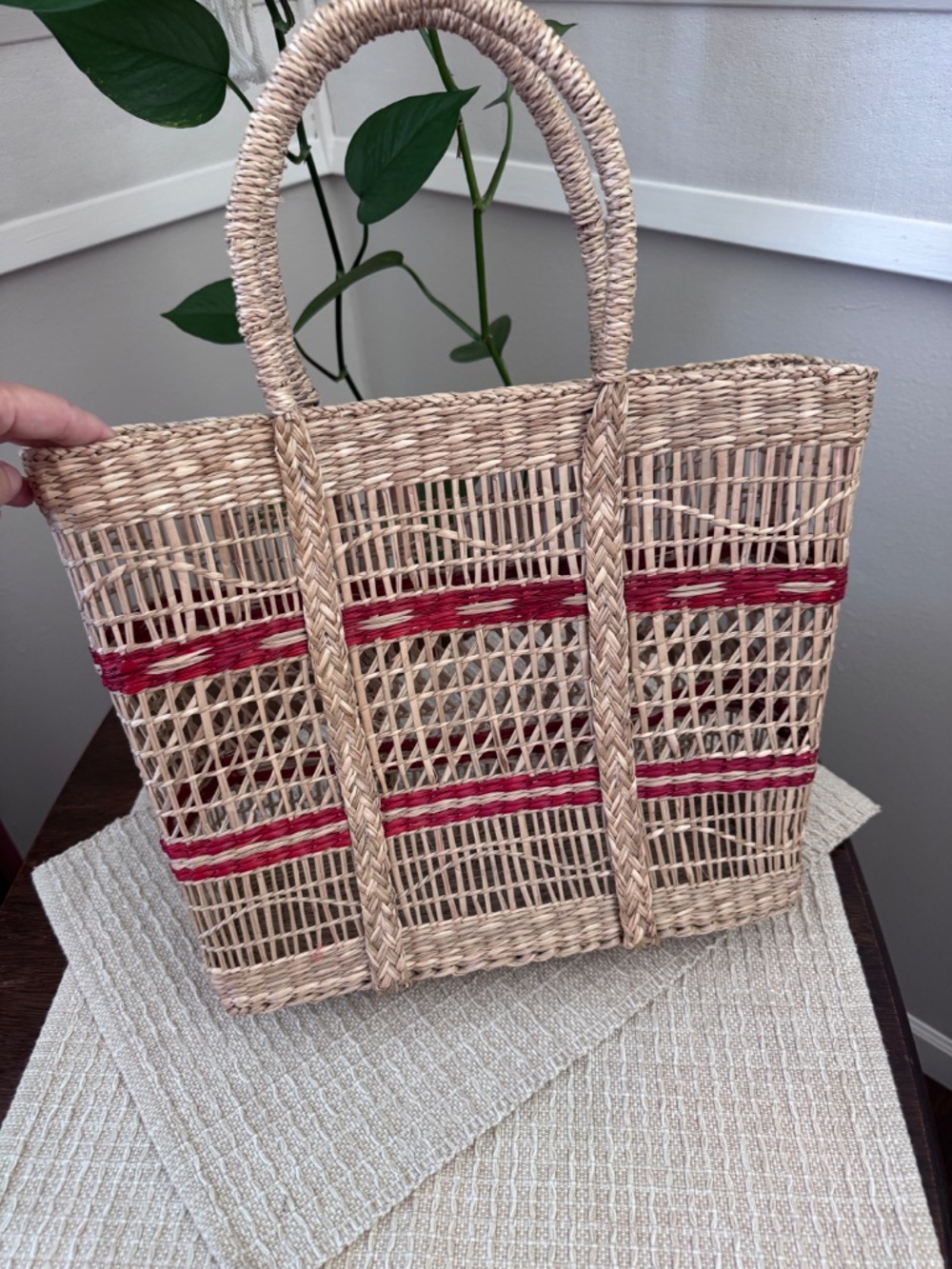 Open Weave tote bag with red accents - Picture 2 of 6